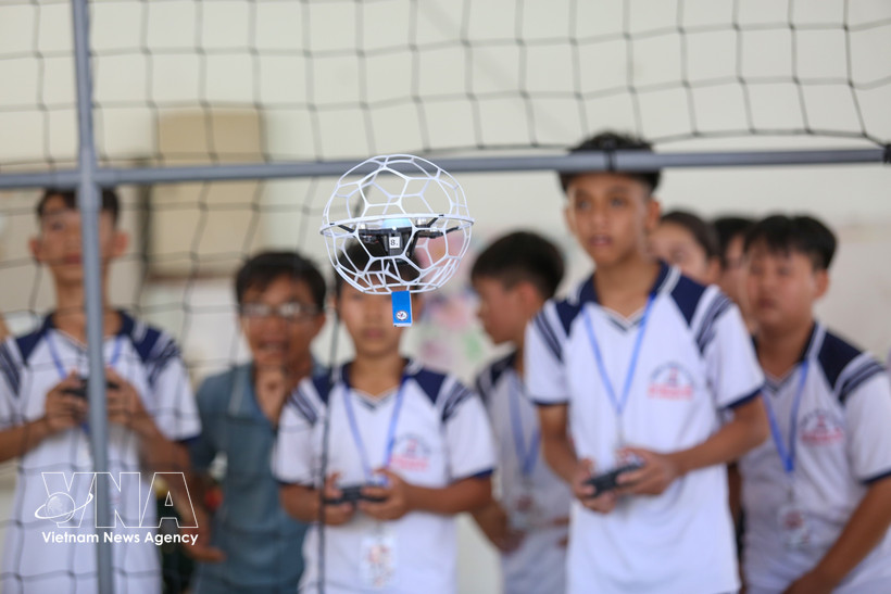 无人机足球（Drone Soccer）科技游乐场气氛热烈。图自越通社