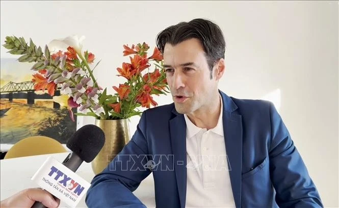 法国历史学家皮埃尔·朱尔努（Pierre Journoud）接受越通社记者采访。图自越通社