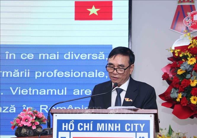 胡志明市越罗友好协会主席阮长江在仪式上发表讲话。图自越通社