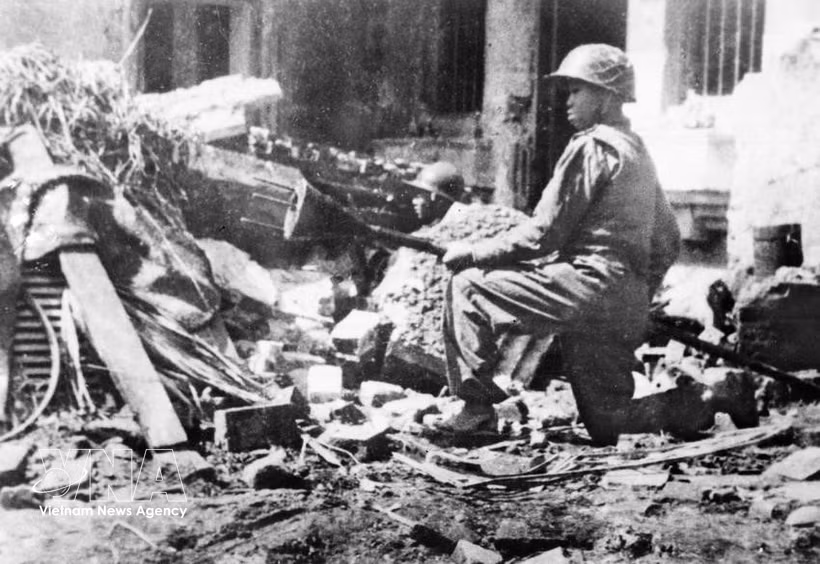 1946年12月23日——全国抗战初期，黄耀救国青年团团员陈成怀抱三叉炸弹，准备在首都河内街头消灭敌军坦克。资料图：越通社