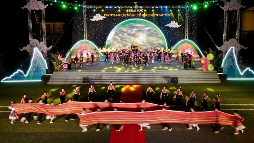 今年赫蒙芦笙节暨野桃花节的亮点是以“芦笙花会”为主题的迎宾艺术节目，以及由500名演员参与的集体表演。图自越通社