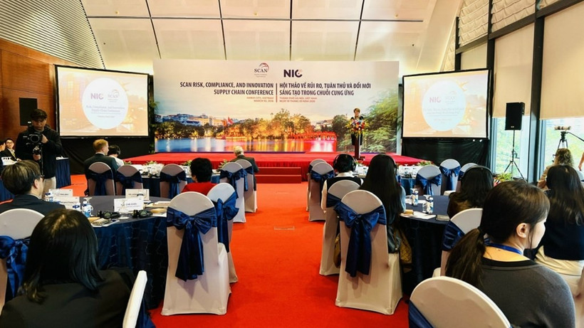 越南财政部国家创新中心（NIC）与美国、加拿大大型进口商代表组织——供应商合规审计网络（SCAN）在河内联合举办了"供应链中的风险、合规与创新"研讨会。图自越通社
