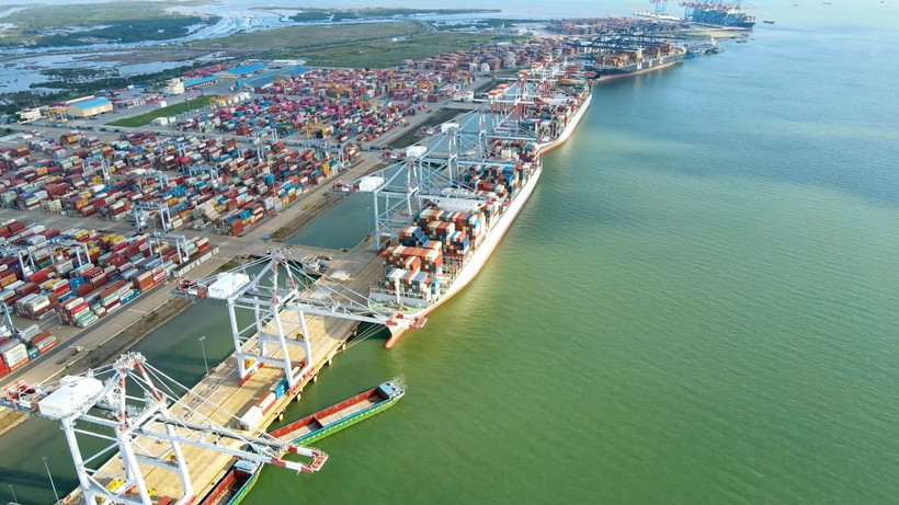 越南航海总公司旗下海港的集装箱货物装卸作业。图自vietnam+