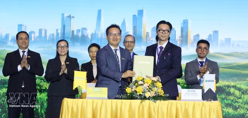 南亚银行与瑞士新兴市场投资基金（SIFEM）战略合作伙伴协议签署仪式。图自越通社
