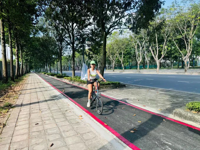 胡志明市安庆坊梅志寿路的自行车专用道建设项目已完工，并于12月31日正式投入运营。图自越通社