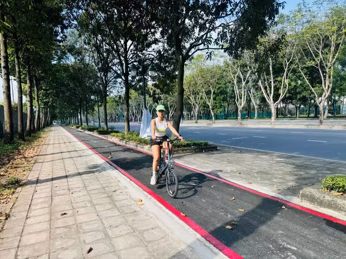 胡志明市安庆坊梅志寿路的自行车专用道建设项目已完工，并于12月31日正式投入运营。图自越通社
