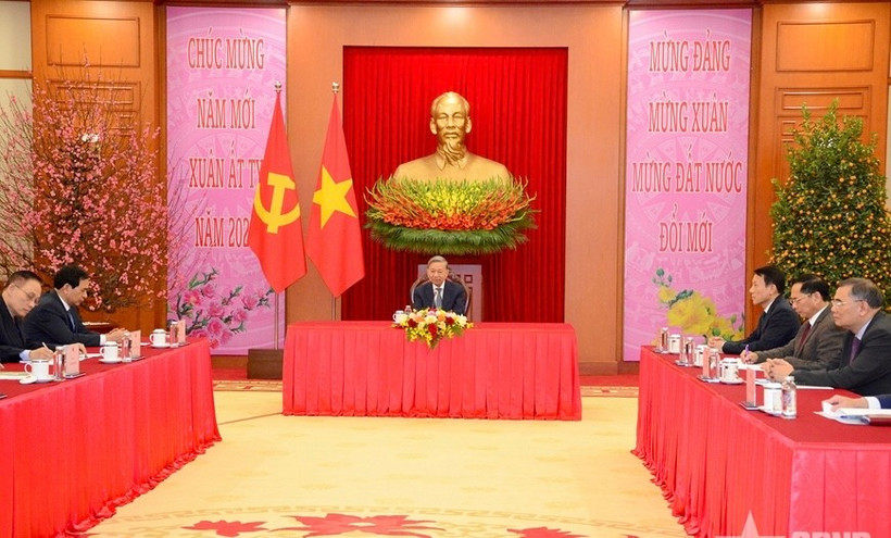 越共中央总书记苏林同古共中央第一书记、国家主席米格尔·迪亚斯-卡内尔通电话 。图自qdnd.vn