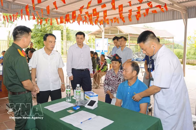 医护团队在芒通乡卫生院流动检查点为民众进行健康检查。图自越通社