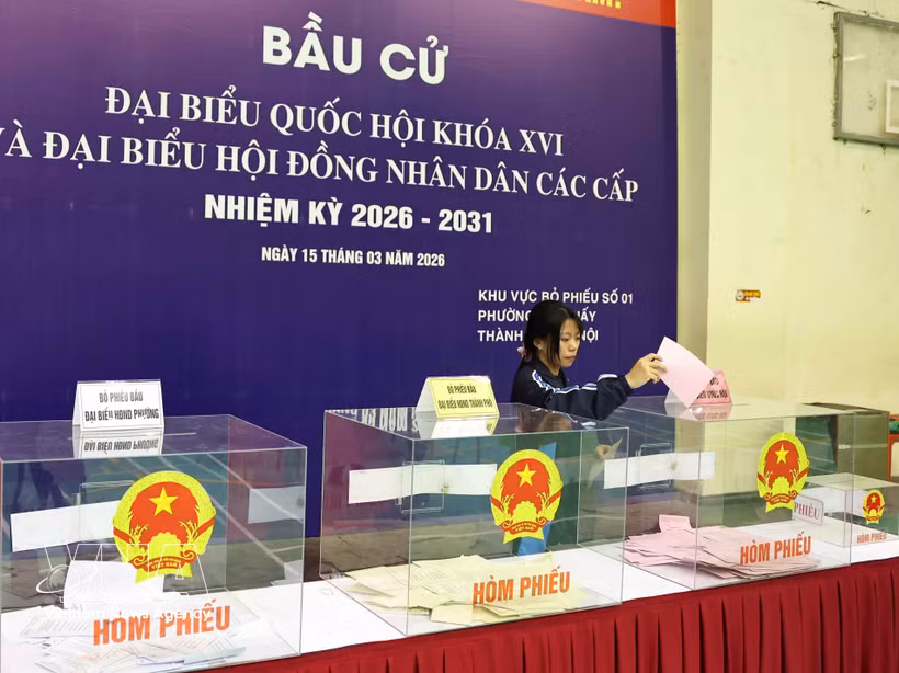 一名大学生投票选举第十六届国会代表和2026-2031年任期各级人民议会代表。图自越通社