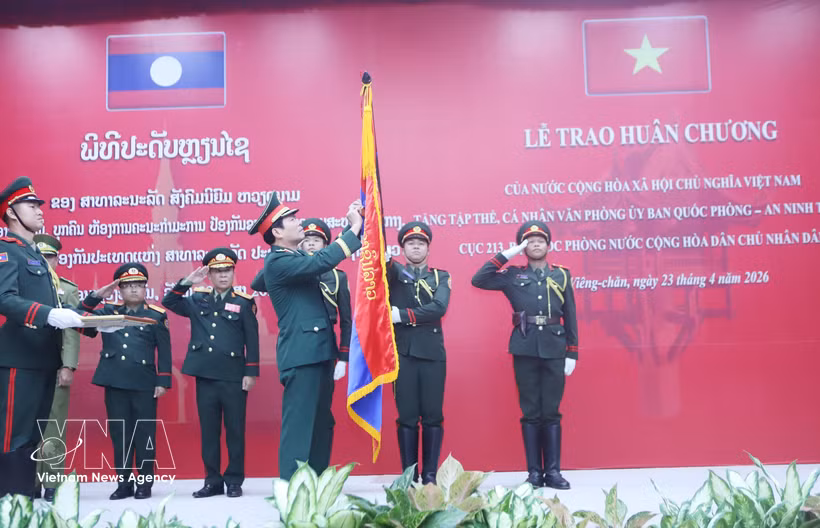 阮新疆大将向老挝国防部集体和个人授予越南国家独立勋章。图自越通社