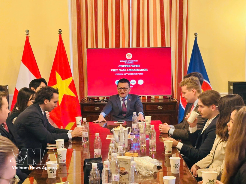 越南驻奥地利大使武黎泰黄与维也纳外交学院国际研究生及教师进行交流。图自越通社