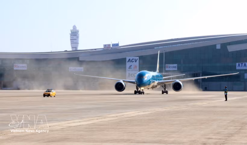 越南国家航空公司的波音787飞机首航降落隆城国际机场。图自越通社