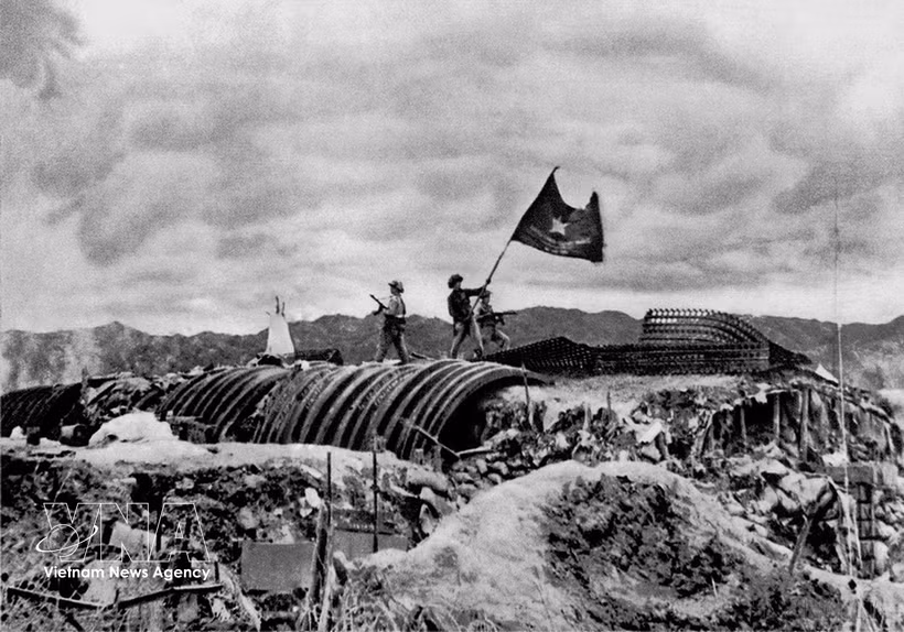 1954年5月7日，越南人民军“决战-决胜”旗帜在奠边府法军据点群指挥所坑道顶上升起。图自越通社