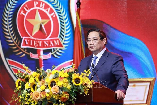 范明政在纪念典礼上发言。图自越通社