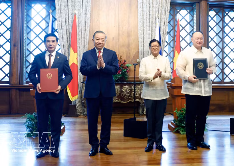 越共中央总书记、国家主席苏林与菲律宾总统费迪南德·罗慕尔德兹·马科斯在菲律宾首都马尼拉共同见证了两国各部委间合作文件交换仪式。图自越通社
