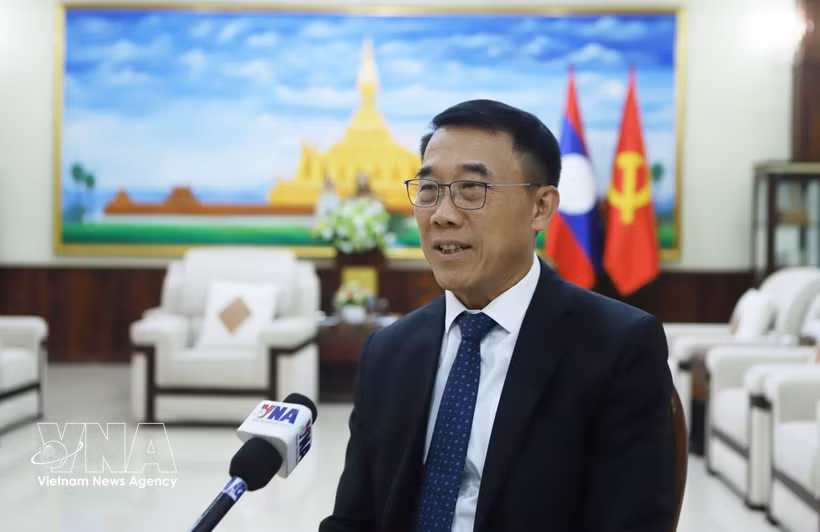 老挝人民革命党中央对外联络部部长本勒·潘达努冯接受越通社驻老挝记者采访。图自越通社