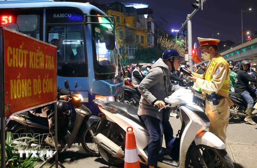 ​大年初一晚上越南全国逾1600起酒驾违规行为被查处。图自越通社