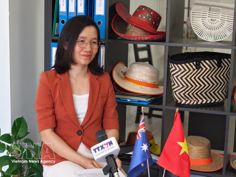 越南驻澳大利亚商务处首席代表、副总领事陈氏清美接受越通社记者采访。图自越通社