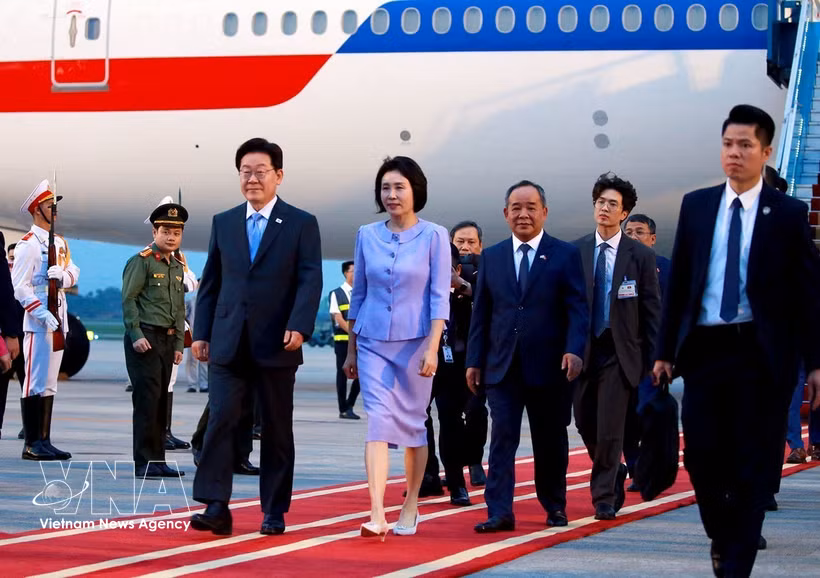 韩国总统李在明偕夫人抵达河内，开始自2026年4月21日至24日对越南进行国事访问。图自越通社