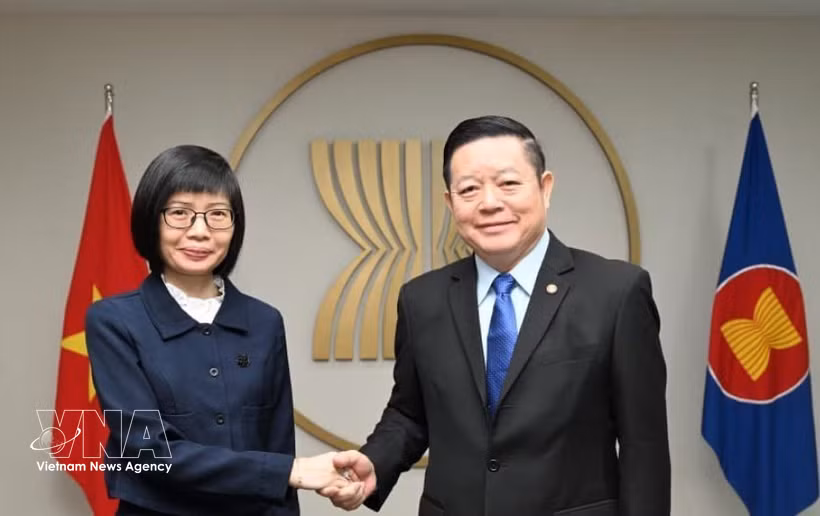 越南常驻东盟代表团团长孙氏玉香大使与东盟秘书长高金洪在印度尼西亚首都雅加达举行工作会谈。图自越通社