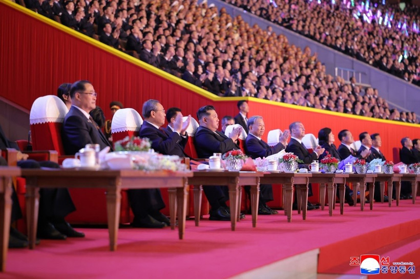 10月9日晚，在平壤“五一体育场”，朝鲜劳动党总书记、国务委员长金正恩与各位领导人一同出席了庆祝朝鲜劳动党成立80周年的文艺演出。图片来源：KCNA。