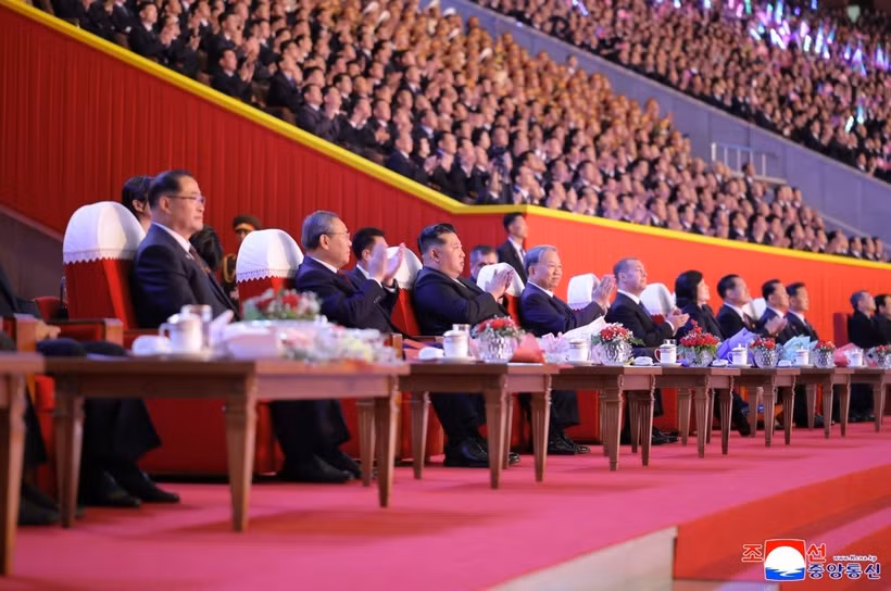 10月9日晚，在平壤“五一体育场”，朝鲜劳动党总书记、国务委员长金正恩与各位领导人一同出席了庆祝朝鲜劳动党成立80周年的文艺演出。图片来源：KCNA。