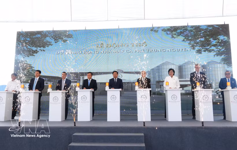 得乐省工业园区管理委员会与中原传奇集团（Trung Nguyên Legend）在得乐省新安产业集群共同举行中原传奇咖啡工厂系统项目开工及奠基仪式。图自越通社