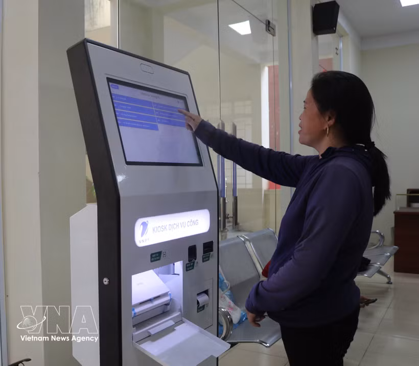 长河乡民众办理行政手续。图自越通社