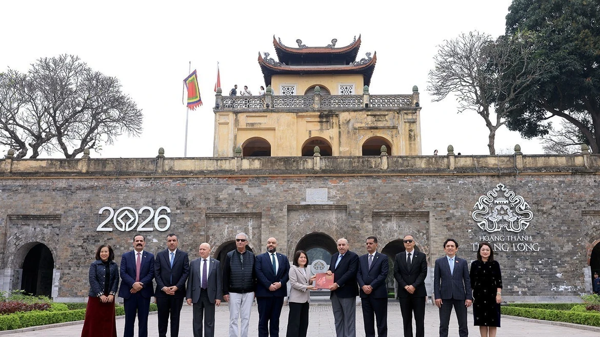 约旦众议院议长马赞·图尔基·卡迪参观河内升龙皇城遗址