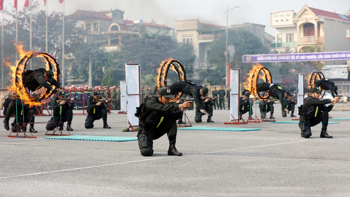 富寿省特警力量加强训练 为越共十四大安全保障做足准备