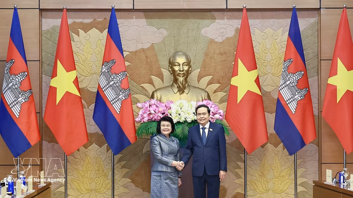 越南国会主席陈青敏迎接并与柬埔寨国会主席举行会谈