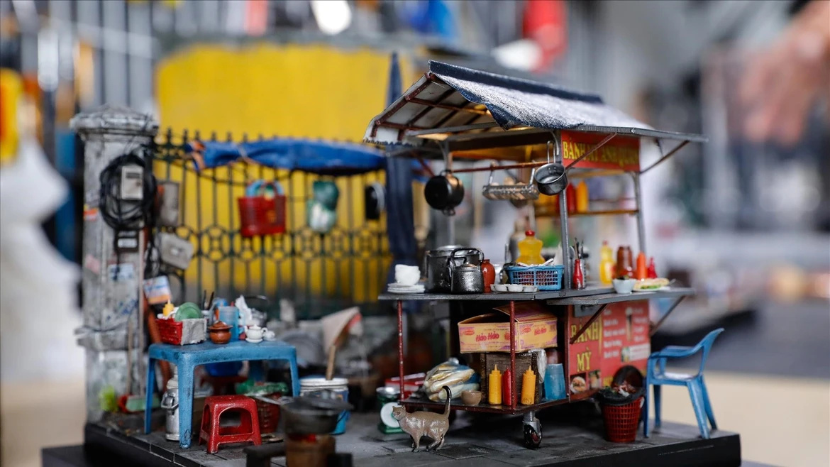 越南青年用微缩模型重现河内街角生活