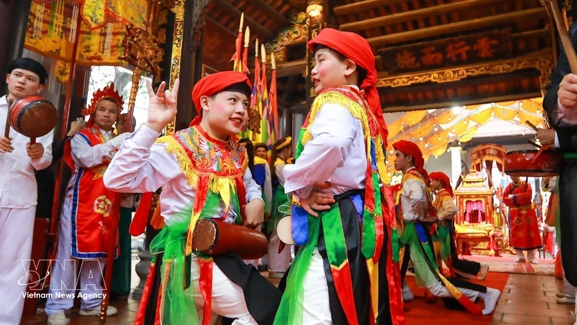 正月到朝曲村看“男扮女装”跳古舞