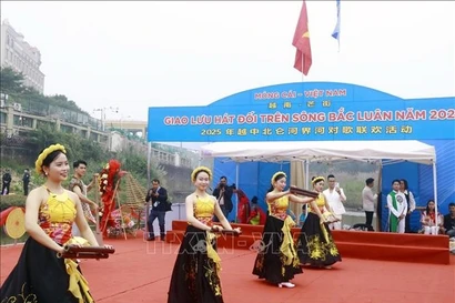 北仑河界河对歌交流活动热闹亮相。图自越通社