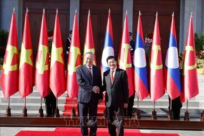 越共中央总书记苏林和老挝人民革命党中央委员会总书记、老挝人民民主共和国主席通伦·西苏里。图自越通社