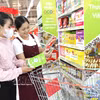 资料图：消费者在超市里购物。图自越通社