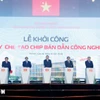越共中央总书记苏林、政府总理范明政及各位代表出席高科技半导体芯片制造厂动工仪式。图自越通社