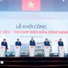 越共中央总书记苏林、政府总理范明政及各位代表出席高科技半导体芯片制造厂动工仪式。图自越通社