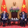 胡志明国家政治学院院长阮春胜教授会见谷歌负责政府事务与公共政策的副总裁多伦·阿夫宁。图自越通社