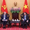 胡志明国家政治学院院长阮春胜教授会见谷歌负责政府事务与公共政策的副总裁多伦·阿夫宁。图自越通社