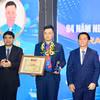越共中央政治局委员、中央书记处书记、中央宣教与民运部部长阮仲义与越南国会文化教育委员会主任阮德荣为李自仲奖获奖者颁奖。胡志明共青团中央委员会供图