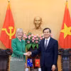 越共中央政治局委员、胡志明国家政治学院院长段明训与澳大利亚驻越南大使吉莉安·伯德。图自越通社