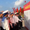 长沙岛选民查询候选人的信息。图自越通社