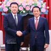 越共中央政治局委员、公安部长梁三光与中共中央书记处书记、公安部长王小洪。图自越通社