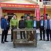 乂安省人民将珍稀的短尾猴交给职能部门。图自越通社