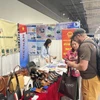 游客参观越南展位。图自越通社
