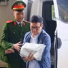 合并前的永福省人民委员会原主席黎维成被押解至法庭出庭受审。图自越通社