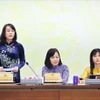 国会财政经济委员会专职代表范氏红燕回答记者提问 图自《人民代表报》