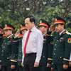 越共中央政治局委员、胡志明市市委书记陈流光一行在隆平坊无名丘烈士陵园缅怀英雄先烈。图自越通社