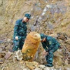 职能力量将炸弹转移到炸弹处理地点。图自越通社